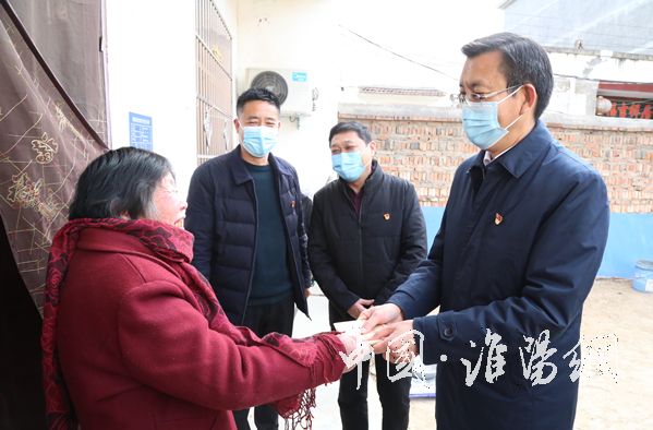 马明超到城关镇走访慰问困难群众