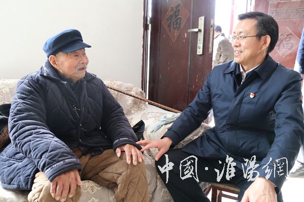 马明超走访慰问百岁老人